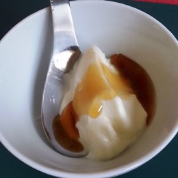 Greek_yoghurt_with_honey